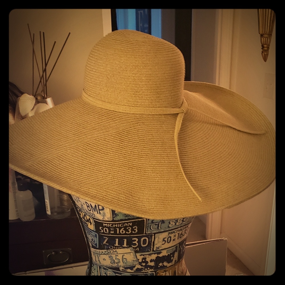 "Sex and the city" beach/sun hat.